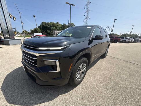 Used 2025 Chevrolet Traverse LT w/ Driver Confidence Package AWD/4WD image 1