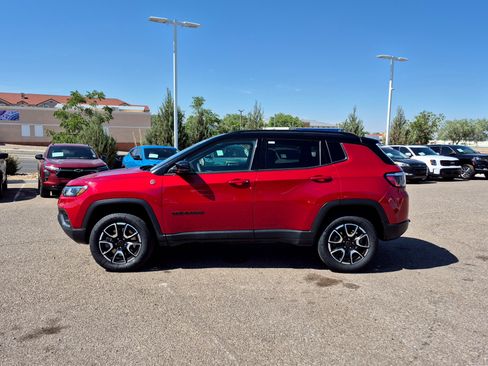 Used 2025 Jeep Compass Trailhawk AWD/4WD image 2
