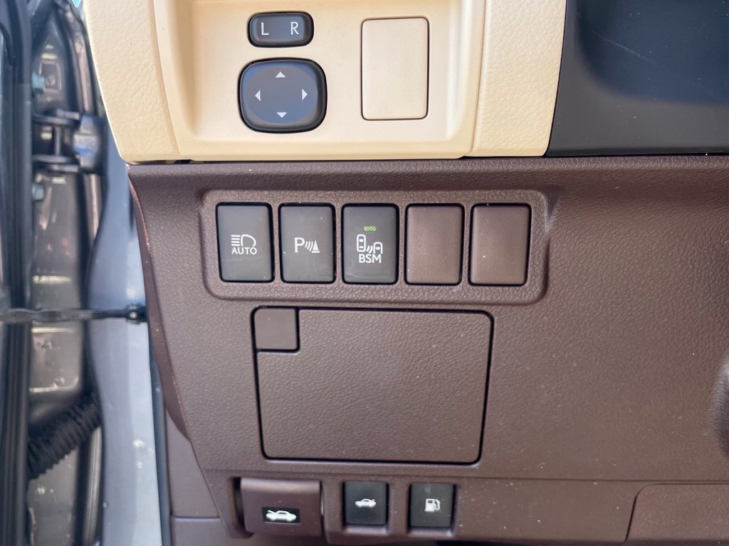 Used 2016 Lexus ES 300h w/ Luxury Package w/Wood Trim FWD image 13
