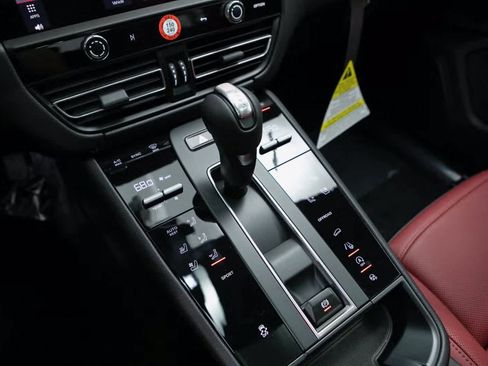 Certified 2025 Porsche Macan image 16