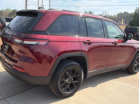 Used 2024 Jeep Grand Cherokee Altitude image 8