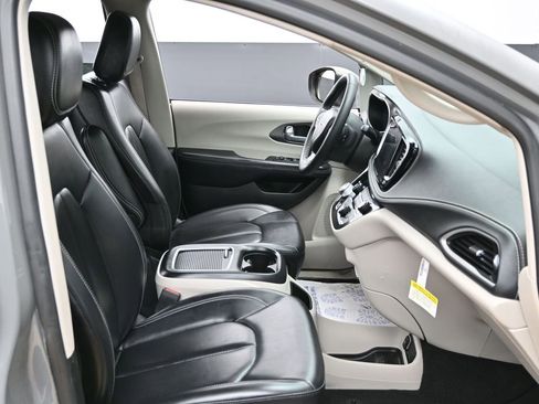 Used 2023 Chrysler Pacifica Touring-L FWD image 37
