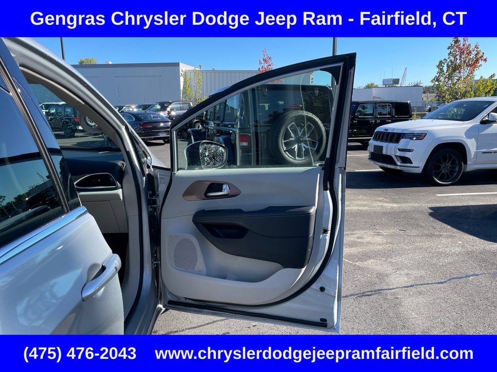 Certified 2023 Chrysler Voyager LX FWD image 18