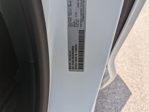 New 2025 Chrysler Pacifica Select image 40