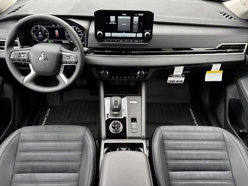 New 2025 Mitsubishi Outlander SE image 12