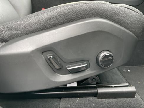 Used 2025 Volvo XC60 B5 Plus image 13