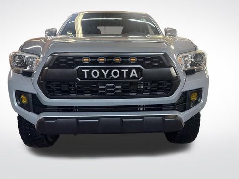 Used 2019 Toyota Tacoma TRD Off-Road w/ TRD Premium Off Road Package AWD/4WD image 8