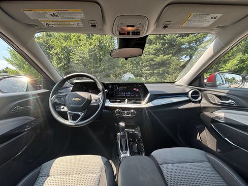 Used 2025 Chevrolet Trax LT w/ LT Convenience Package FWD image 27