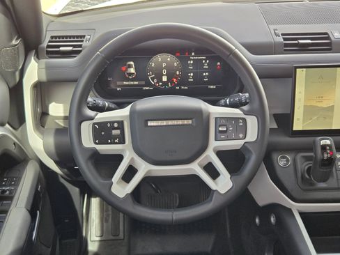 Used 2025 Land Rover Defender 110 S image 22
