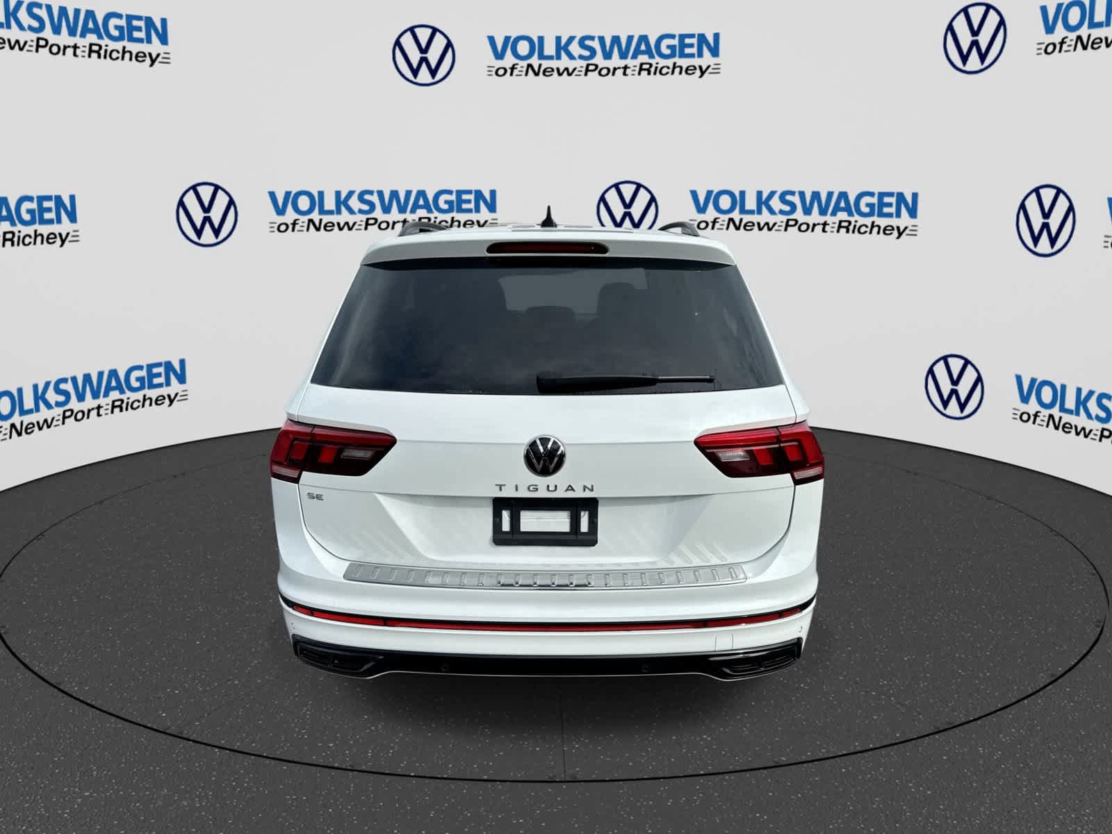 Used 2024 Volkswagen Tiguan SE R-Line FWD image 13