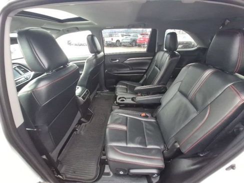 Used 2019 Toyota Highlander SE image 11
