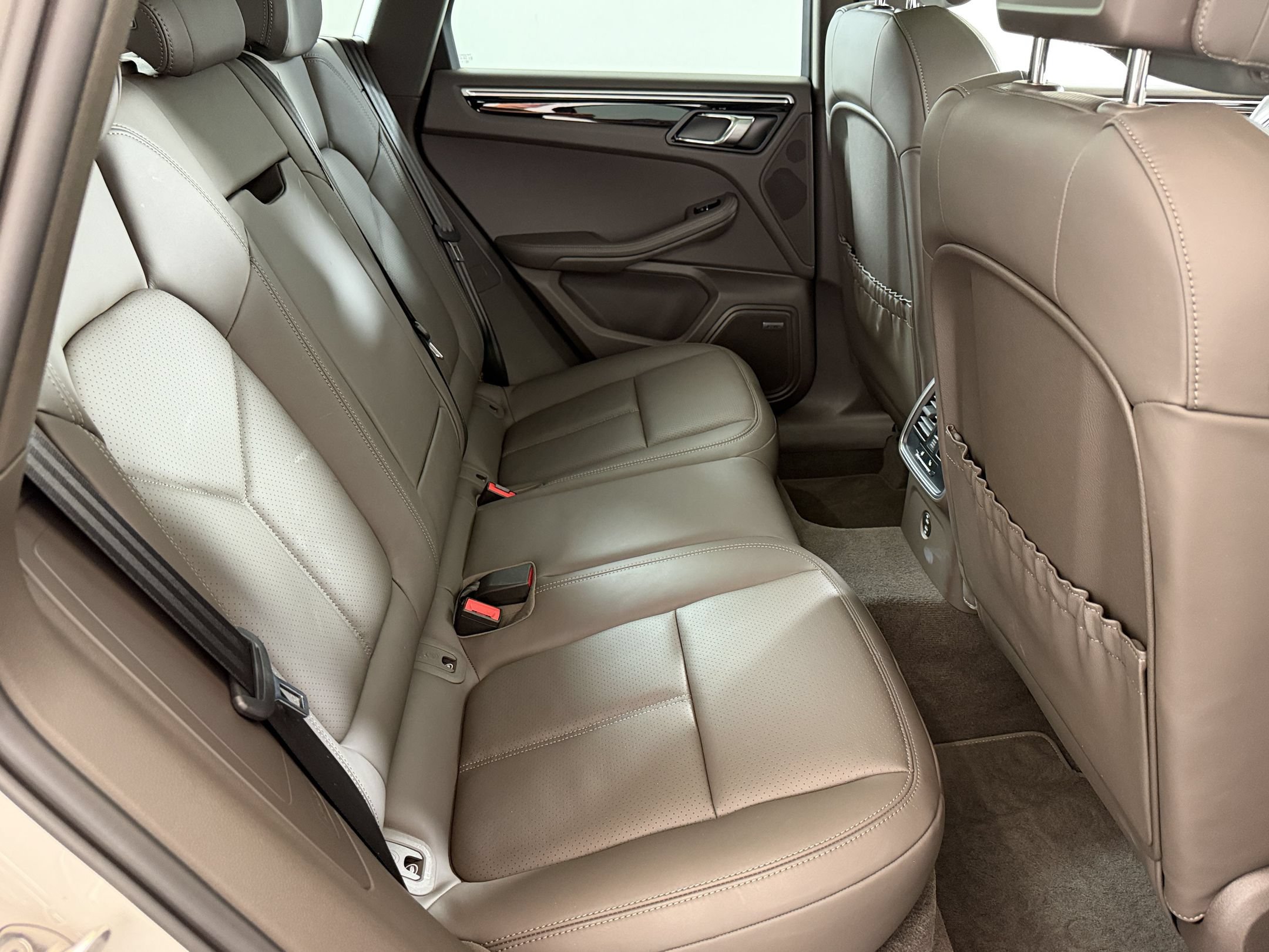 Certified 2024 Porsche Macan S AWD/4WD image 32