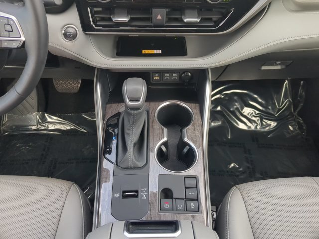 Used 2024 Toyota Highlander Limited FWD image 22