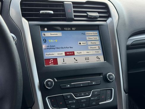 Used 2017 Ford Fusion SE w/ Equipment Group 201A FWD image 15
