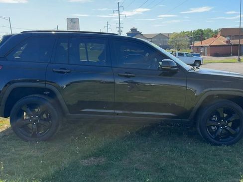 Used 2023 Jeep Grand Cherokee Altitude AWD/4WD image 7