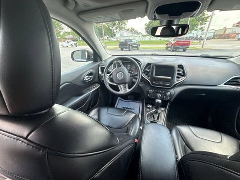 Used 2019 Jeep Cherokee Latitude Plus w/ Comfort/Convenience Group AWD/4WD image 14