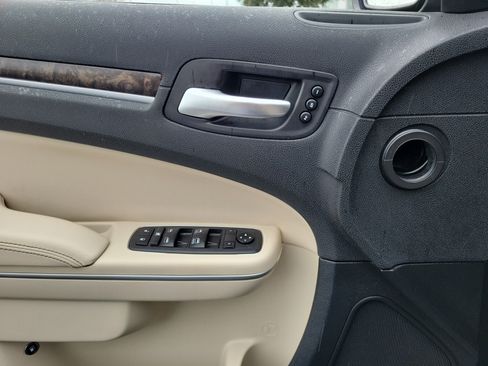 Used 2019 Chrysler 300 Limited RWD image 17