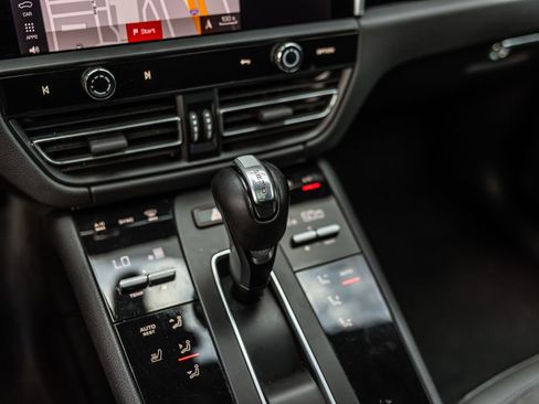 Certified 2023 Porsche Macan AWD/4WD image 16