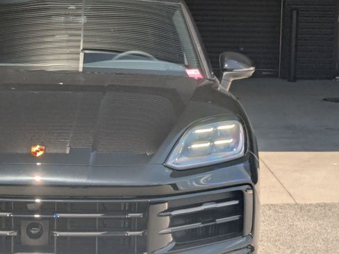 Used 2025 Porsche Cayenne image 12