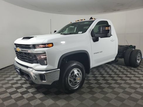 New 2026 Chevrolet Silverado 3500 LT w/ Convenience Package RWD image 8