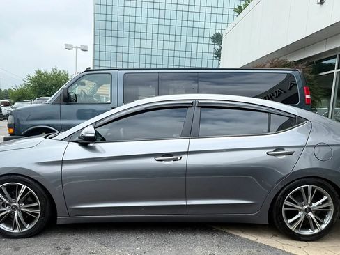 Used 2019 Hyundai Elantra SE w/ Cargo Package FWD image 4