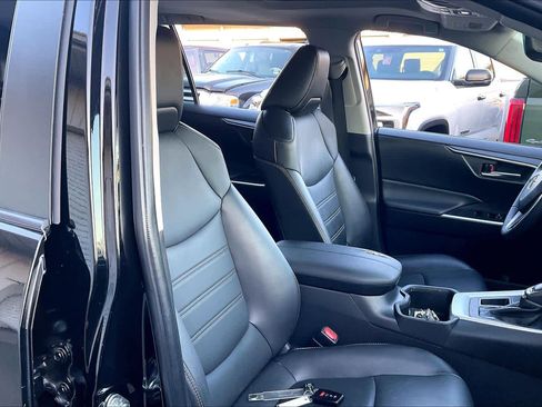 Used 2022 Toyota RAV4 XLE Premium image 9