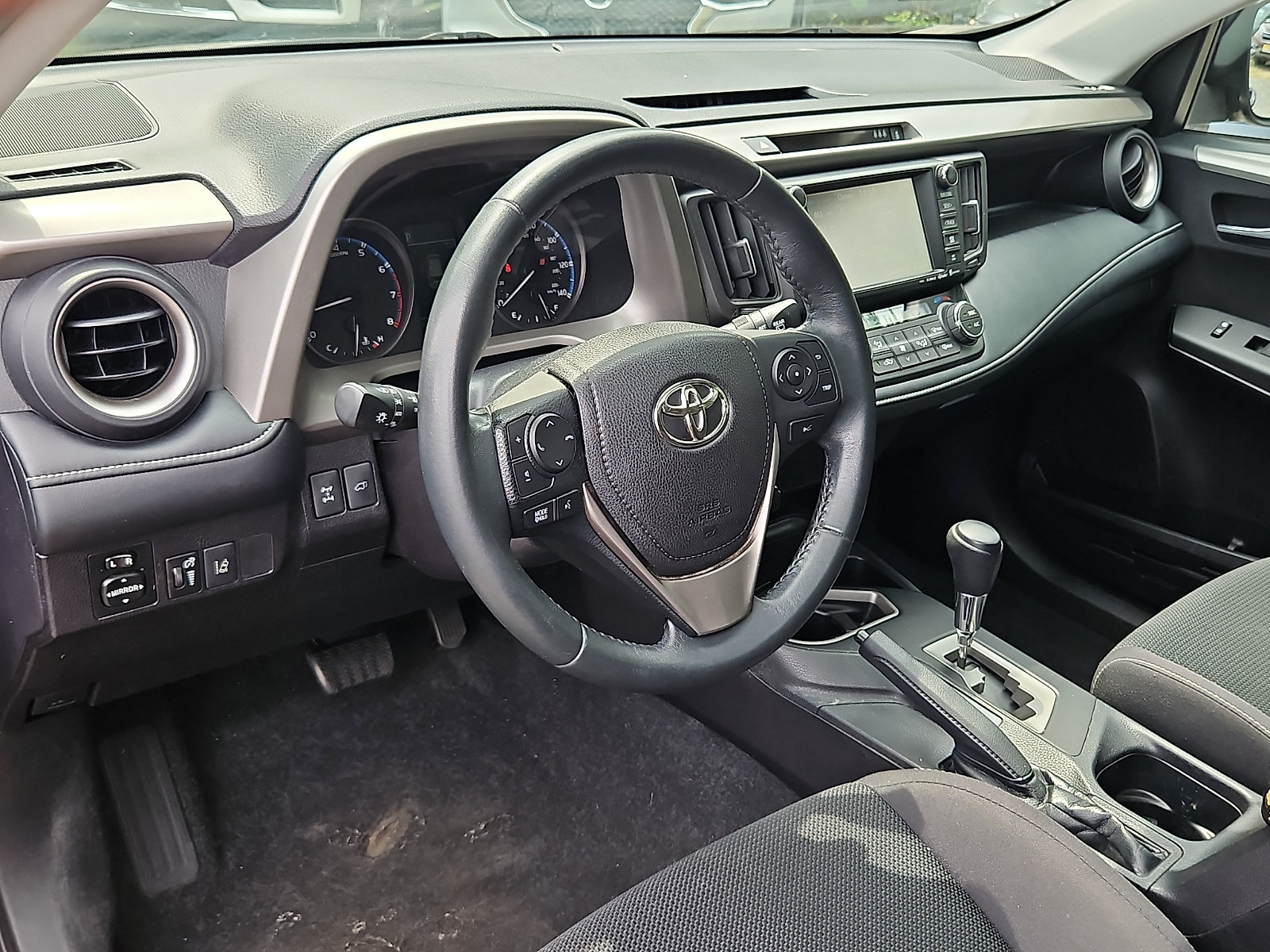 Used 2017 Toyota RAV4 XLE AWD/4WD image 28