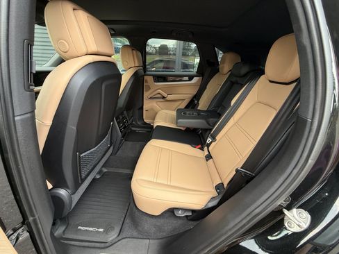 Certified 2024 Porsche Cayenne AWD/4WD image 20
