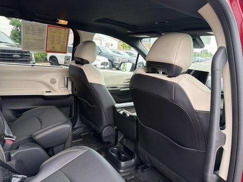 Used 2026 Toyota Sienna Limited FWD image 12