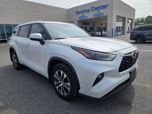 Used 2024 Toyota Highlander XLE AWD/4WD image 3