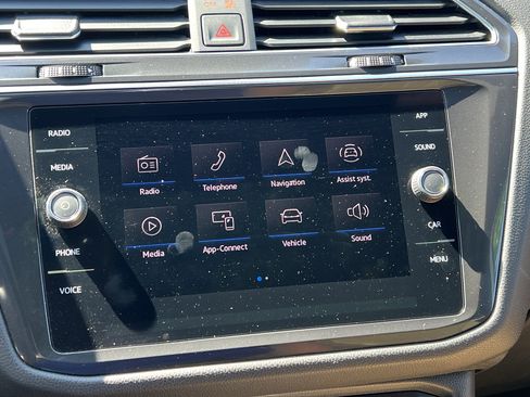 Used 2022 Volkswagen Tiguan SE w/ Panoramic Sunroof Package AWD/4WD image 25