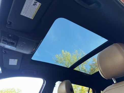 Used 2022 Volkswagen Tiguan SE w/ Panoramic Sunroof Package image 19