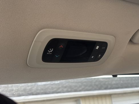 Used 2023 Chrysler Pacifica Touring-L image 31