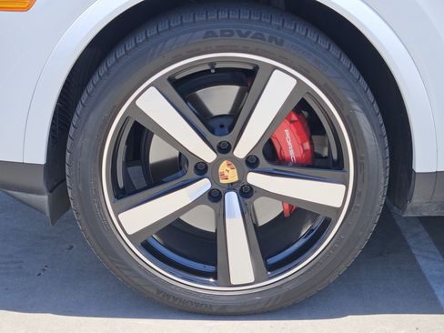 Certified 2024 Porsche Cayenne AWD/4WD image 14
