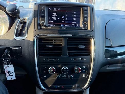 Used 2019 Dodge Grand Caravan SXT image 24