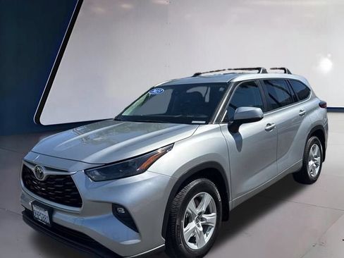 Used 2023 Toyota Highlander LE FWD image 5