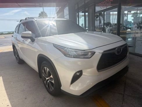 Used 2020 Toyota Highlander XLE AWD/4WD image 3