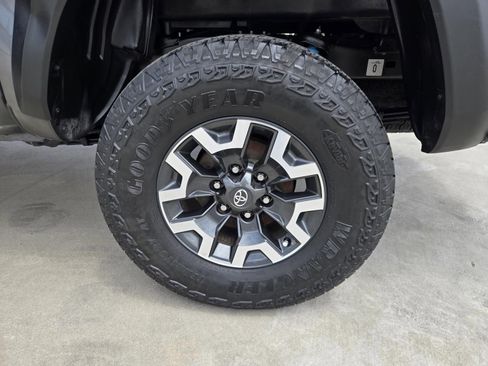 Used 2023 Toyota Tacoma TRD Off-Road w/ Technology Package RWD image 32