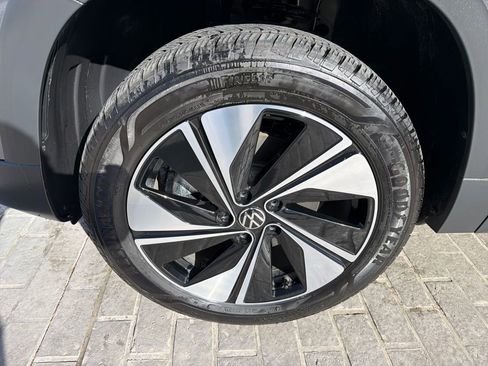 Certified 2025 Volkswagen Taos SE image 28