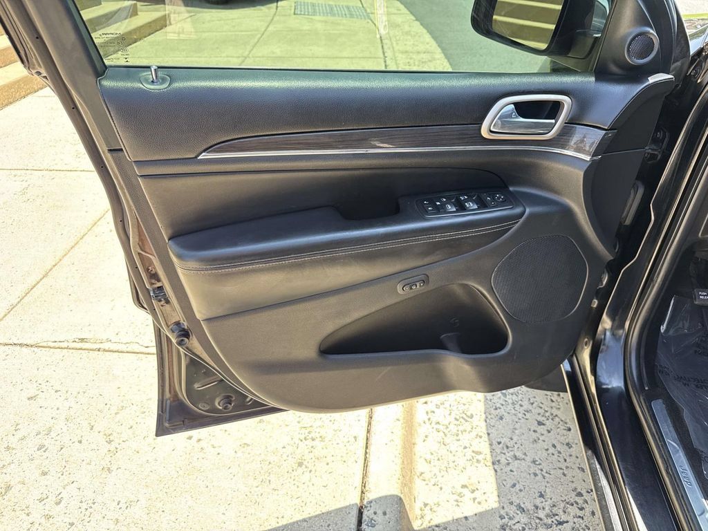 Used 2017 Jeep Grand Cherokee Overland AWD/4WD image 29
