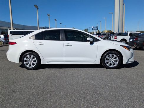 Used 2022 Toyota Corolla LE image 3