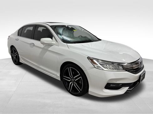 Used 2017 Honda Accord Touring image 3