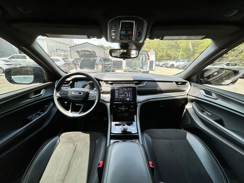 Used 2023 Jeep Grand Cherokee Altitude AWD/4WD image 11