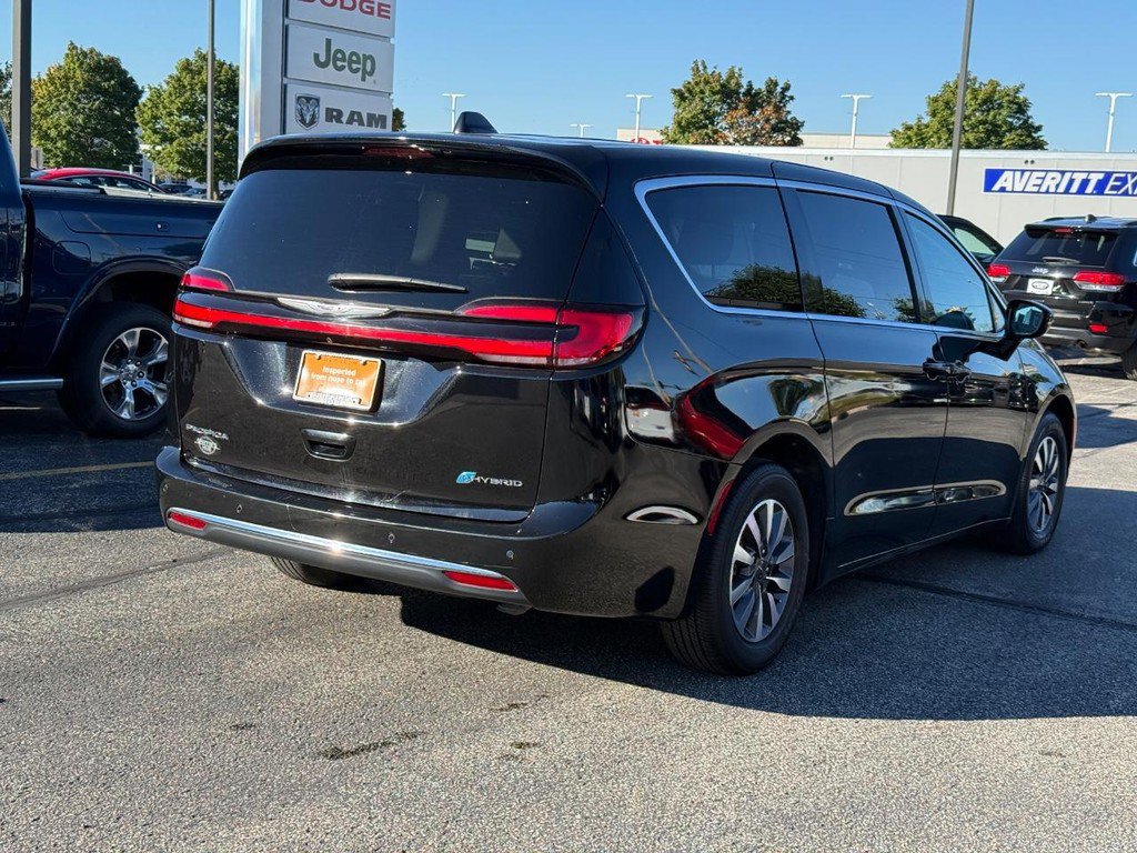 Certified 2024 Chrysler Pacifica Limited FWD image 3