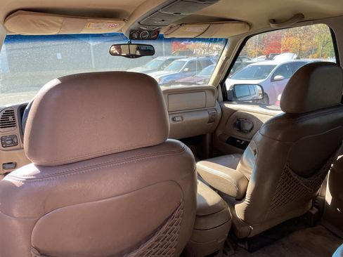 Used 1999 Chevrolet Suburban 2500 w/ Preferred Equipment Group 3 image 26