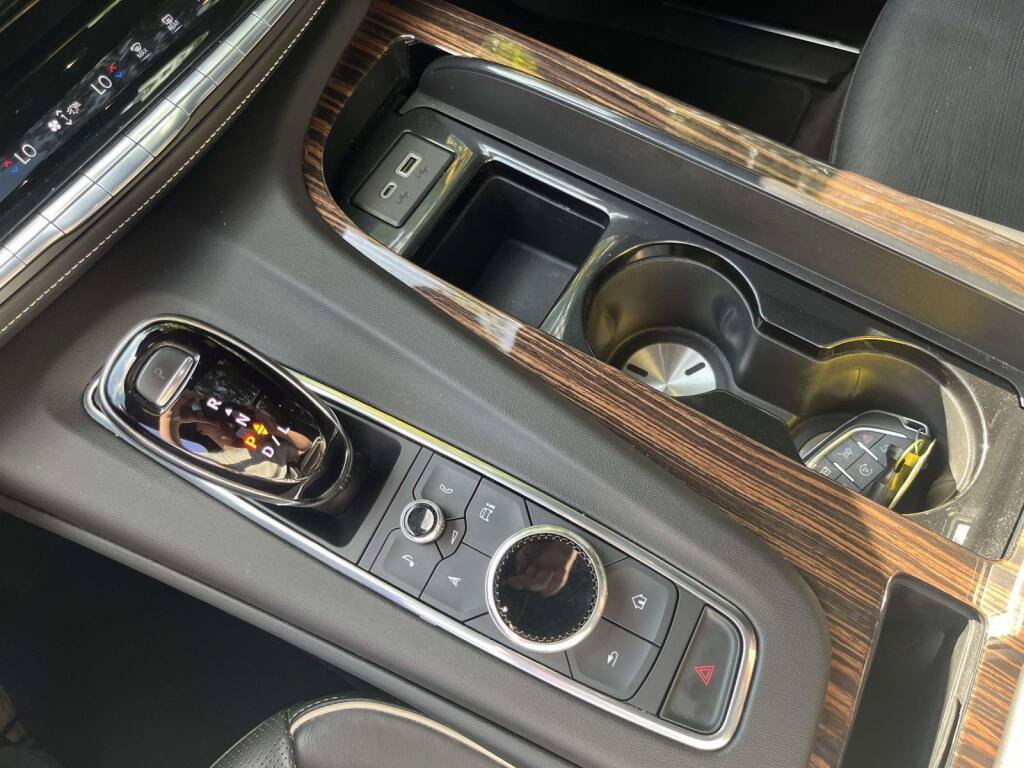 Used 2021 Cadillac Escalade ESV Premium Luxury AWD/4WD image 29