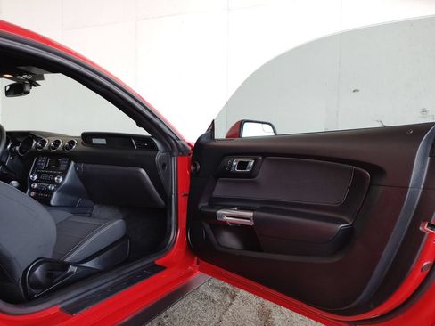 Used 2017 Ford Mustang Coupe RWD image 10