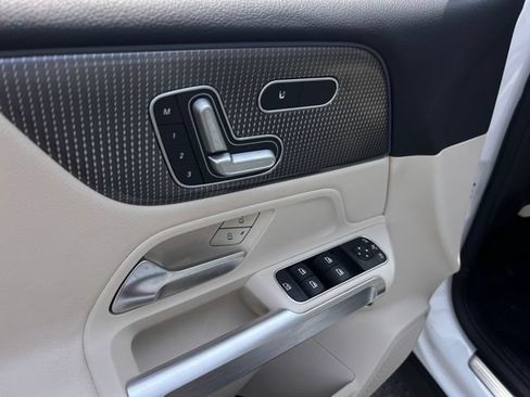 Used 2021 Mercedes-Benz GLB 250 w/ Premium Package image 11