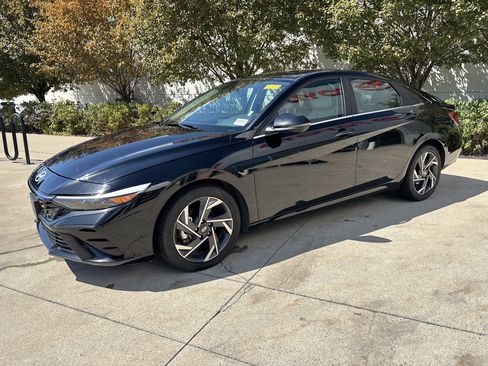 Used 2024 Hyundai Elantra Limited FWD image 3