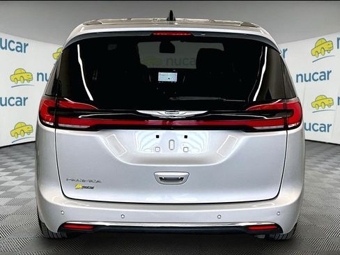 Used 2023 Chrysler Pacifica Touring-L FWD image 5